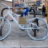 Le ruote sgonfie e il cerchione accidentato riescono idealmente a far sentire il rumore e la tragica forza dell�impatto, avvenuto in una Bari che fatica ancora a divenire una citt� per ciclisti